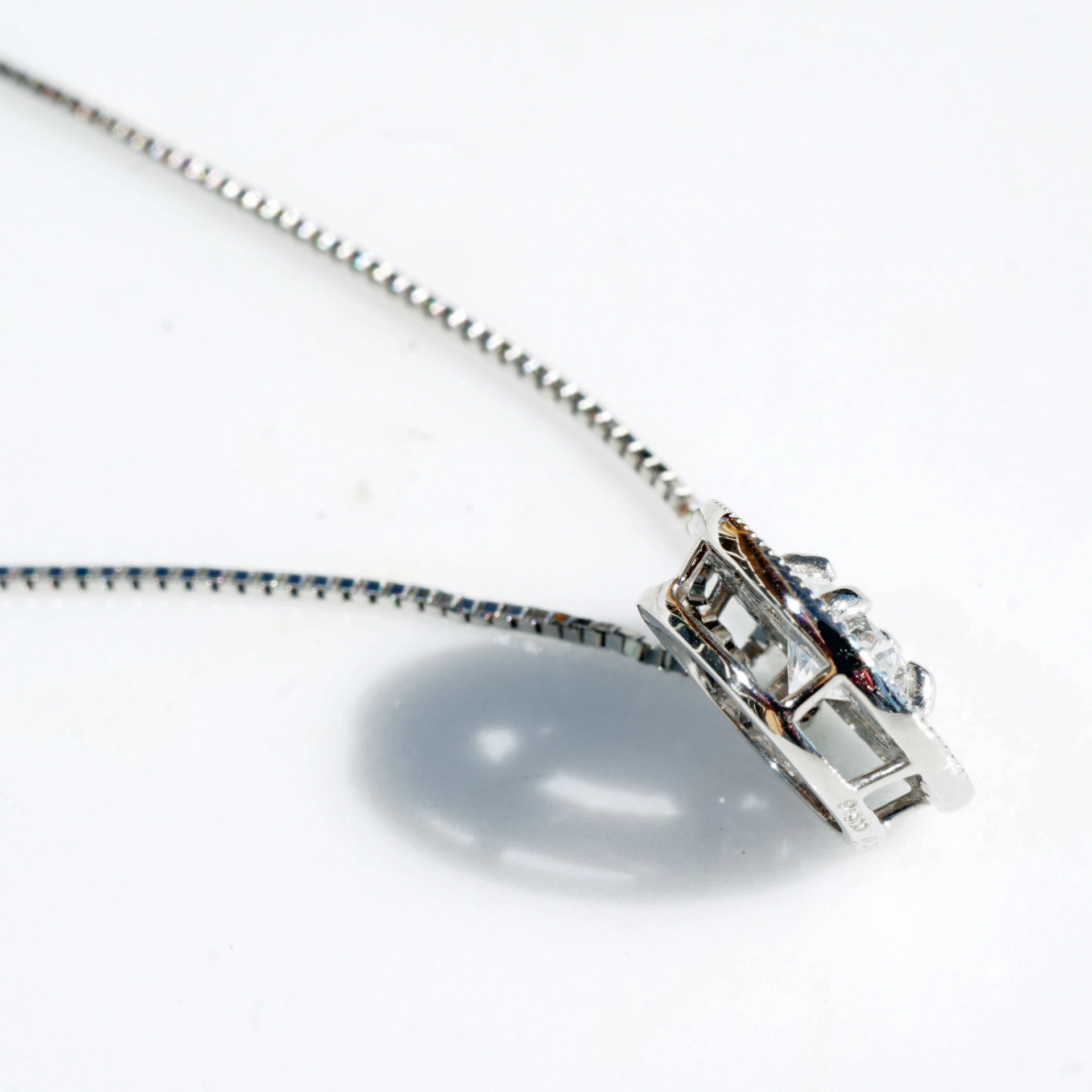 Viertelkaräter Brillant Anhänger 900er Platin total ca. 0.375 ct erlesener Platinschmuck mit Kette