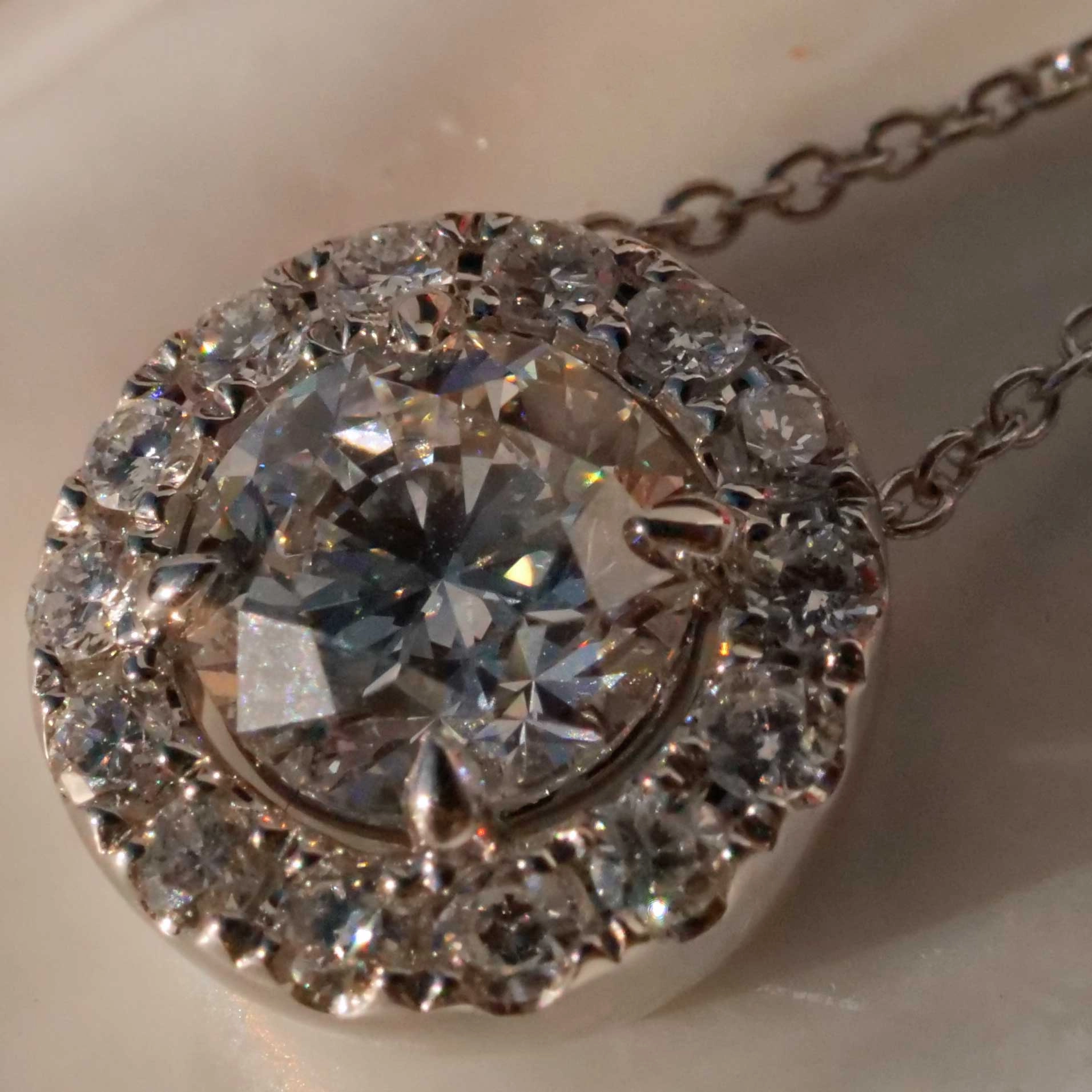 Brillant Anhänger rund 1.00 ct E SI1 6.17 - 6.25 x 4.01 mm im Halo Stil 0.25 ct GIA Gutachten