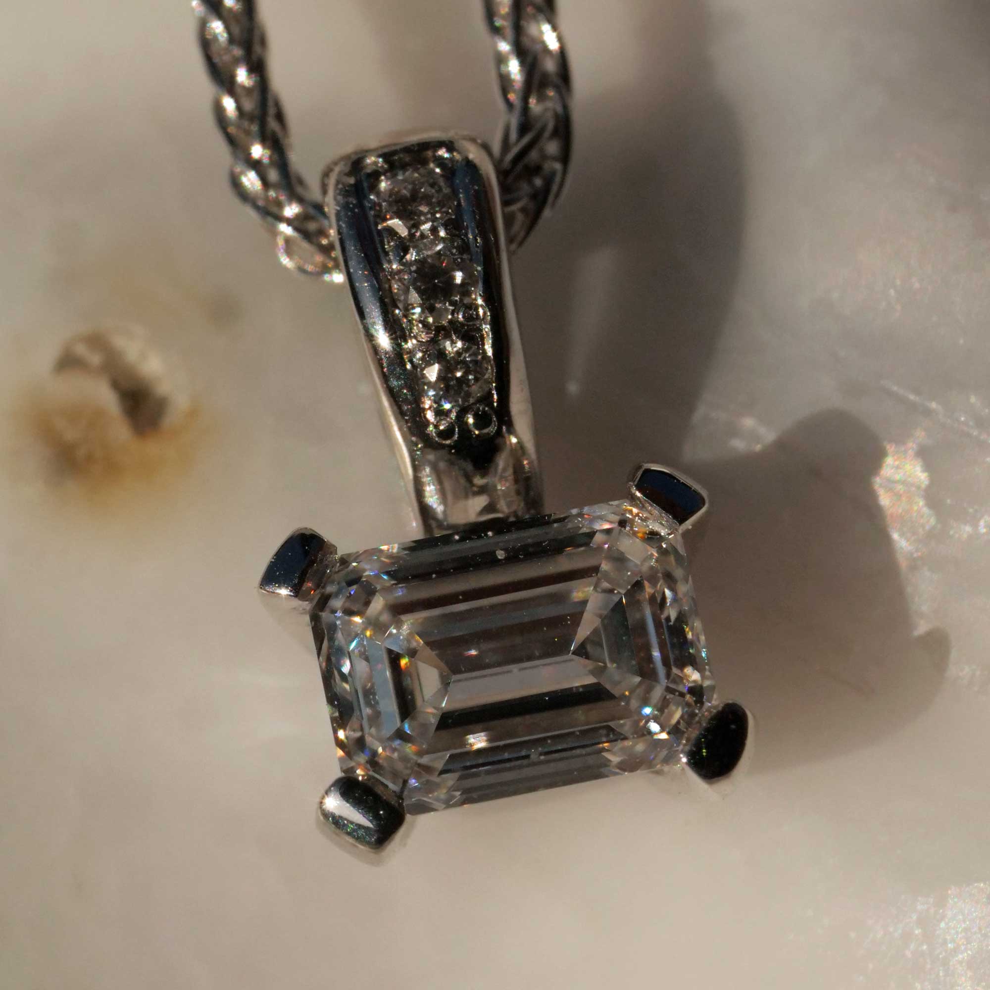 Emeraldcut Diamant Anhänger mit Kette  0.525 ct F VS2 Silhouette Bentner GIA Zertifikat 750er Weissgold