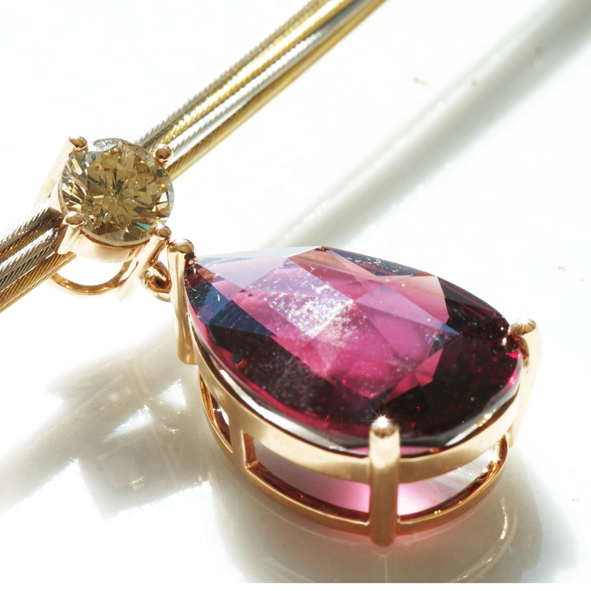 schmuckzicke_anhaenger_rosegold_rodolith_brillant_investmentSON00579 Rhodolith Brillant Anhänger 10 ct 0.67ct AAA+ 750er Rosegold IGI Expertise