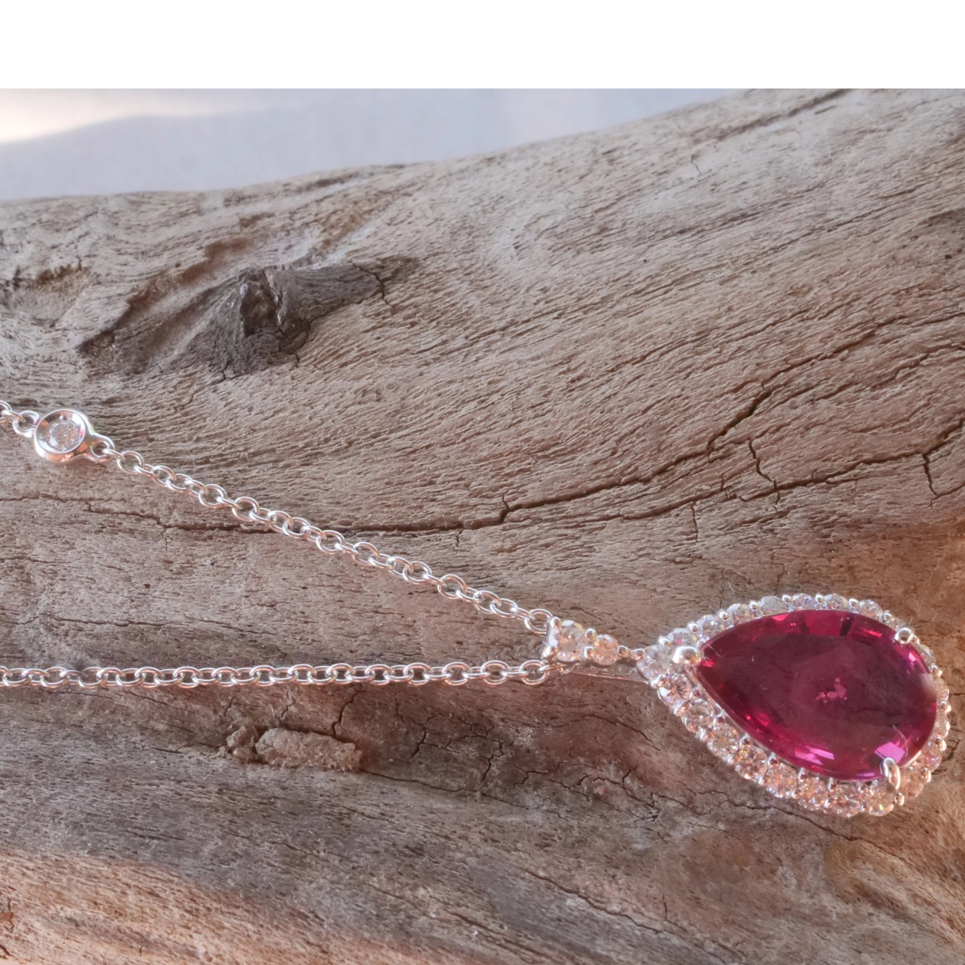 Rubin Brillant Anhänger 3.03 ct unerhitzt Mosambik AIGS Zertifikat 950er Platin 0.43 ct selten
