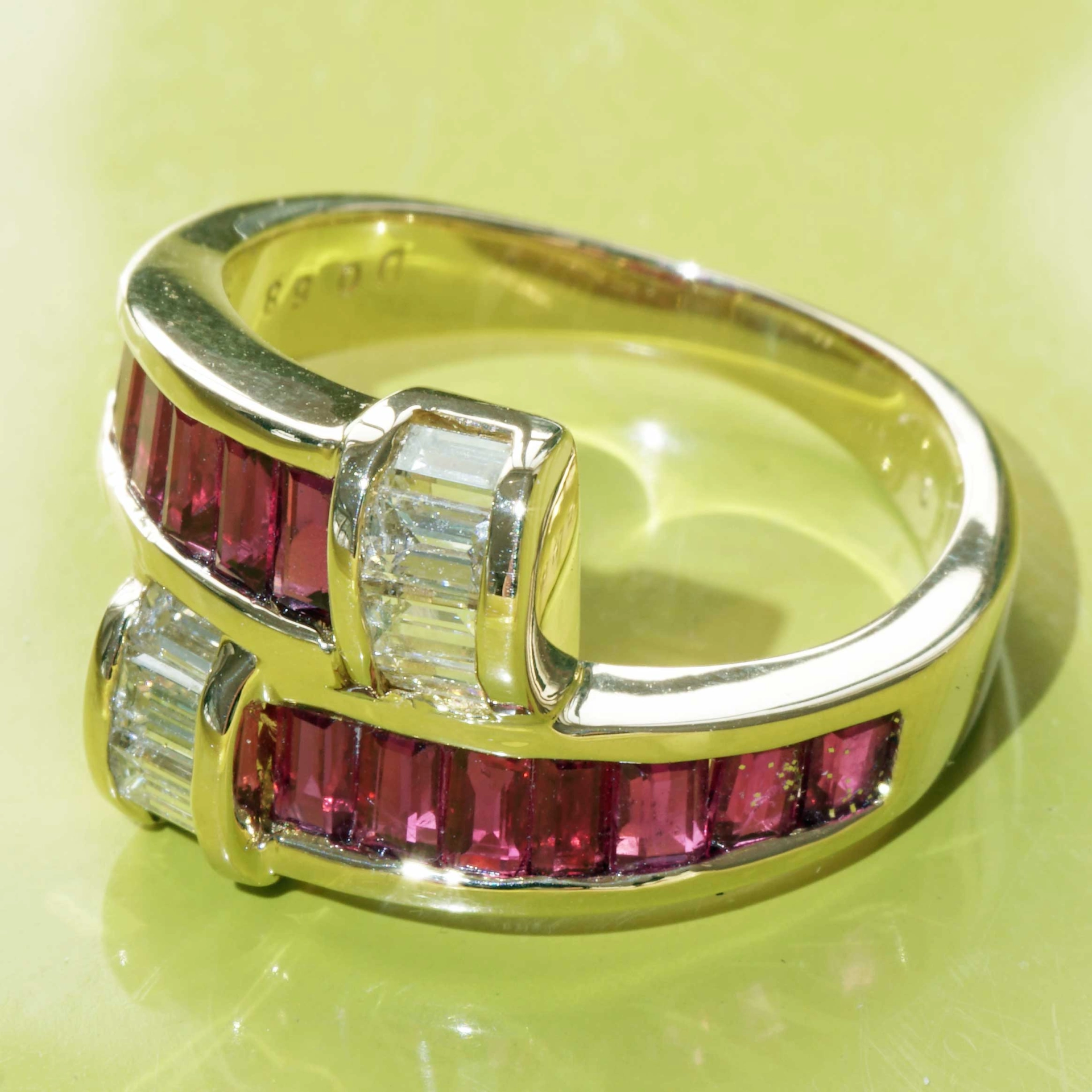 Rubin Diamant Ring 750er Gelbgold 2.13 ct 0.58 ct ......Rubine satt kombiniert mit Diamantbaguetten