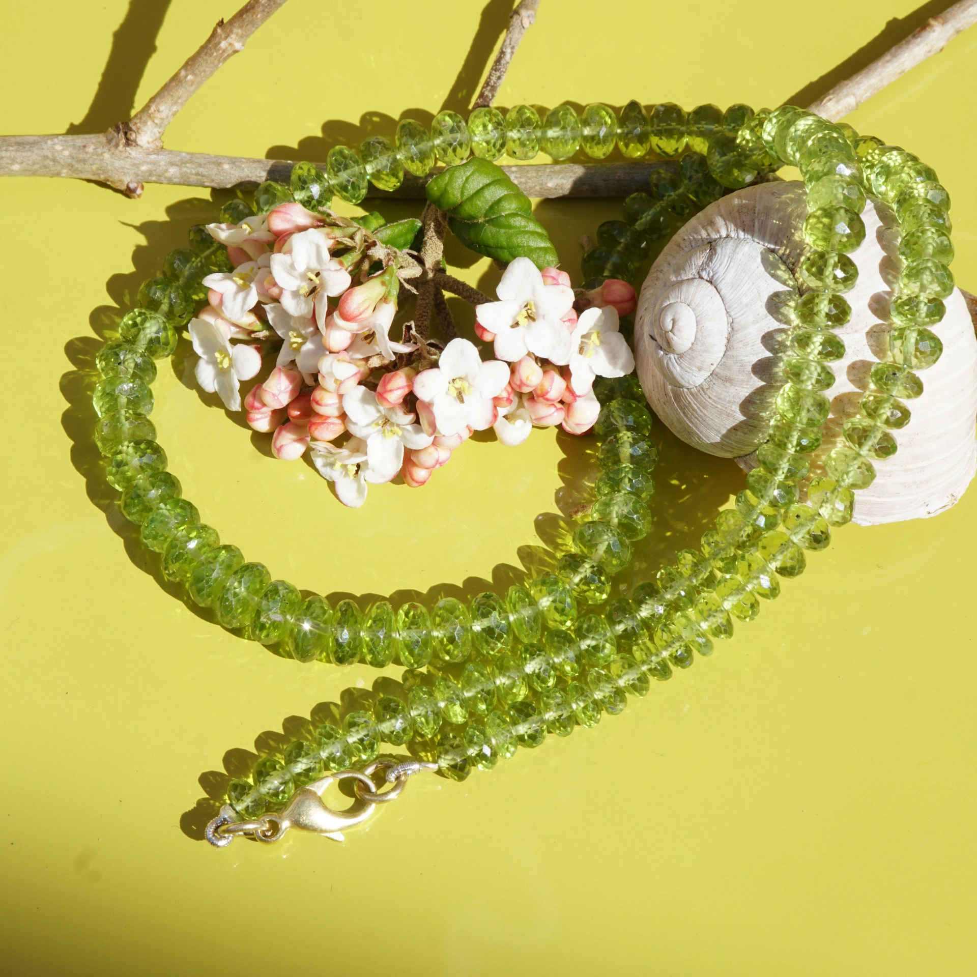 Peridotkette facettiert mit ca. 140 ct mit Karabiner in 585er Gelbgold 5-7,2 mm