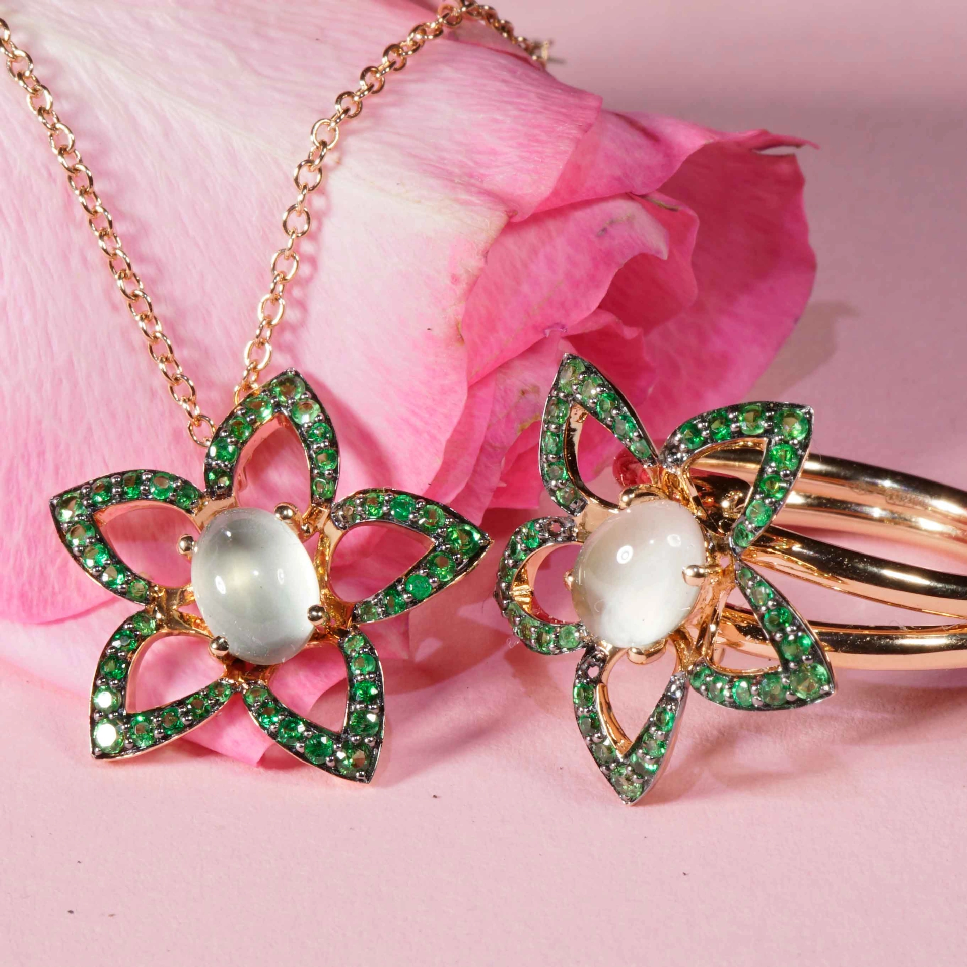 Blüten Mondstein Tsavorith Anhänger m. Kette 750er Rosegold....verspieltes Design....