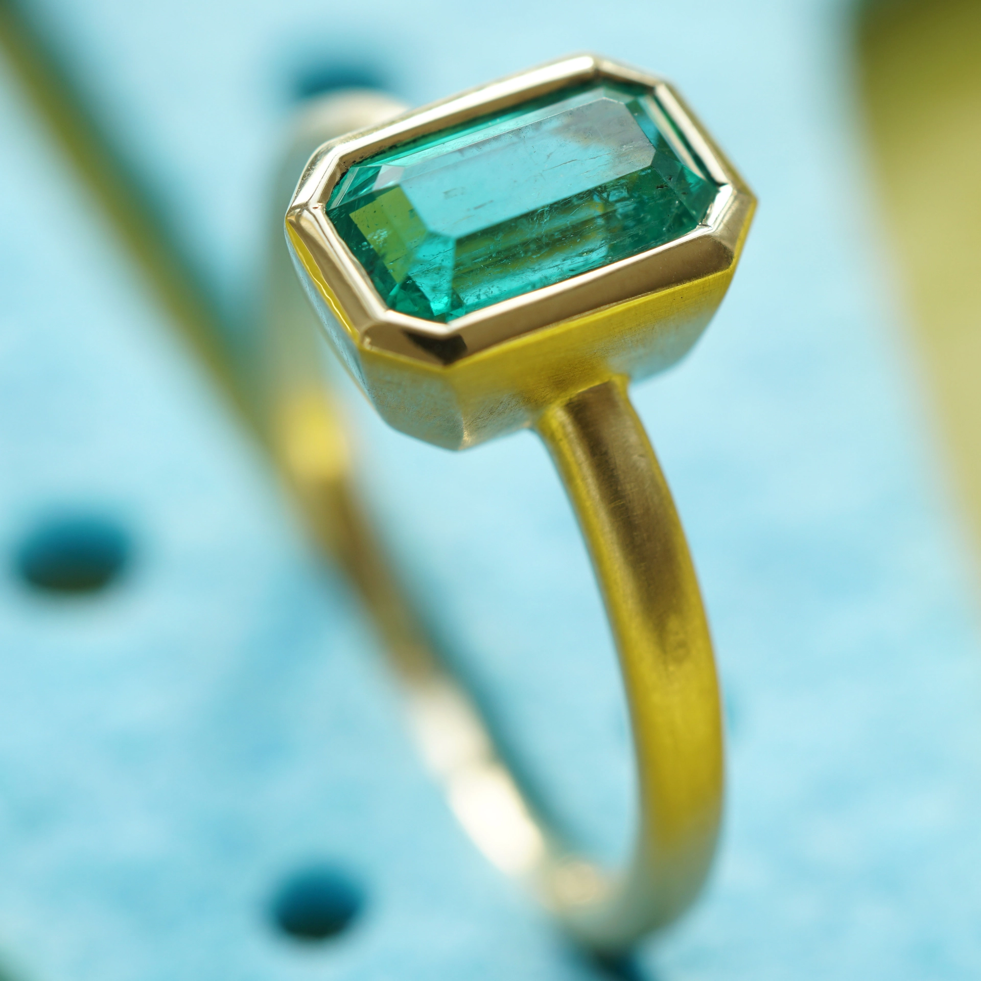 Smaragd Ring 0.97 ct Topqualität aus Afghanistan 750er Gelbgold Handarbeit
