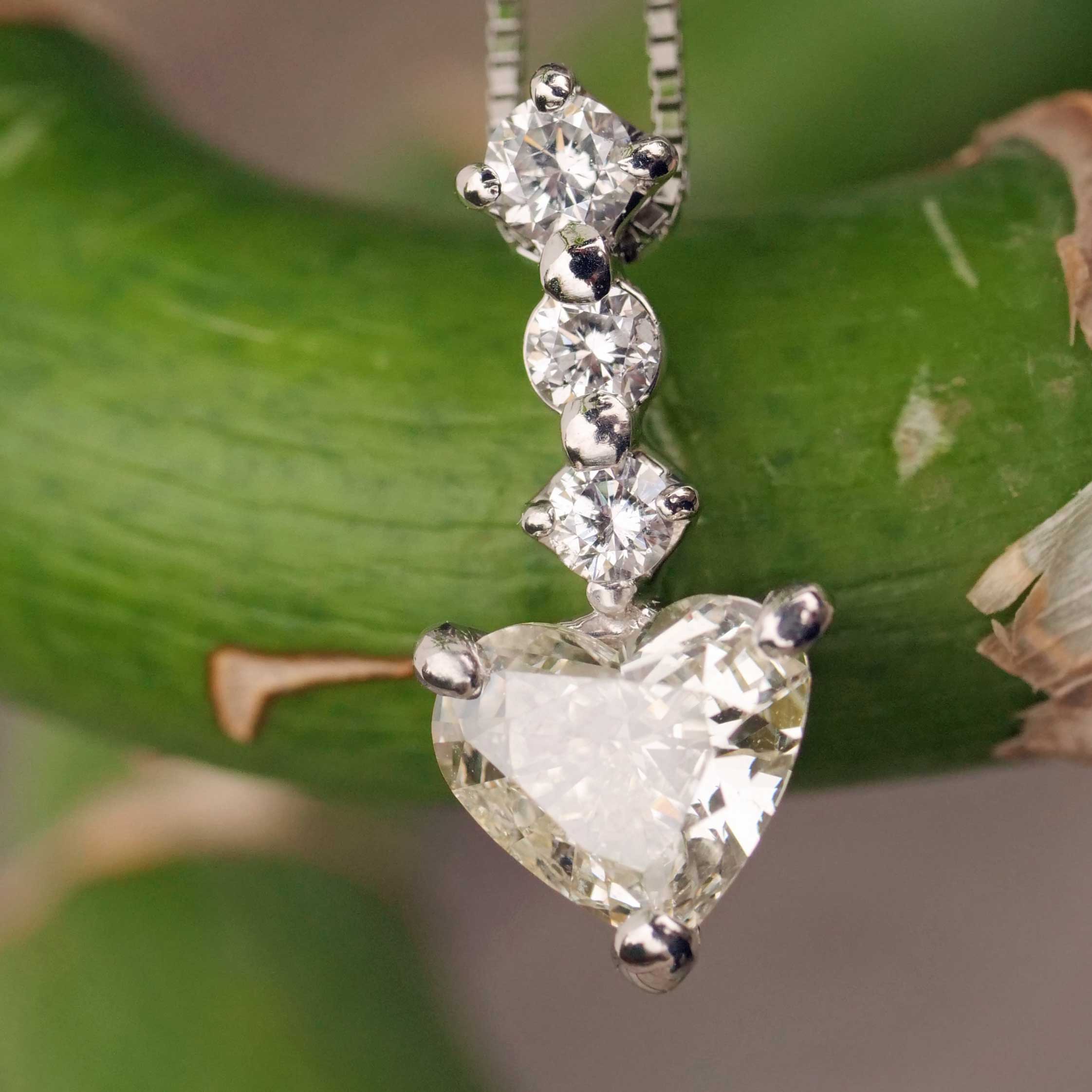 Herz Solitär Anhänger 0.877 ct 0.25 ct 900er 850er Platin....konzentrierte Herzenskraft