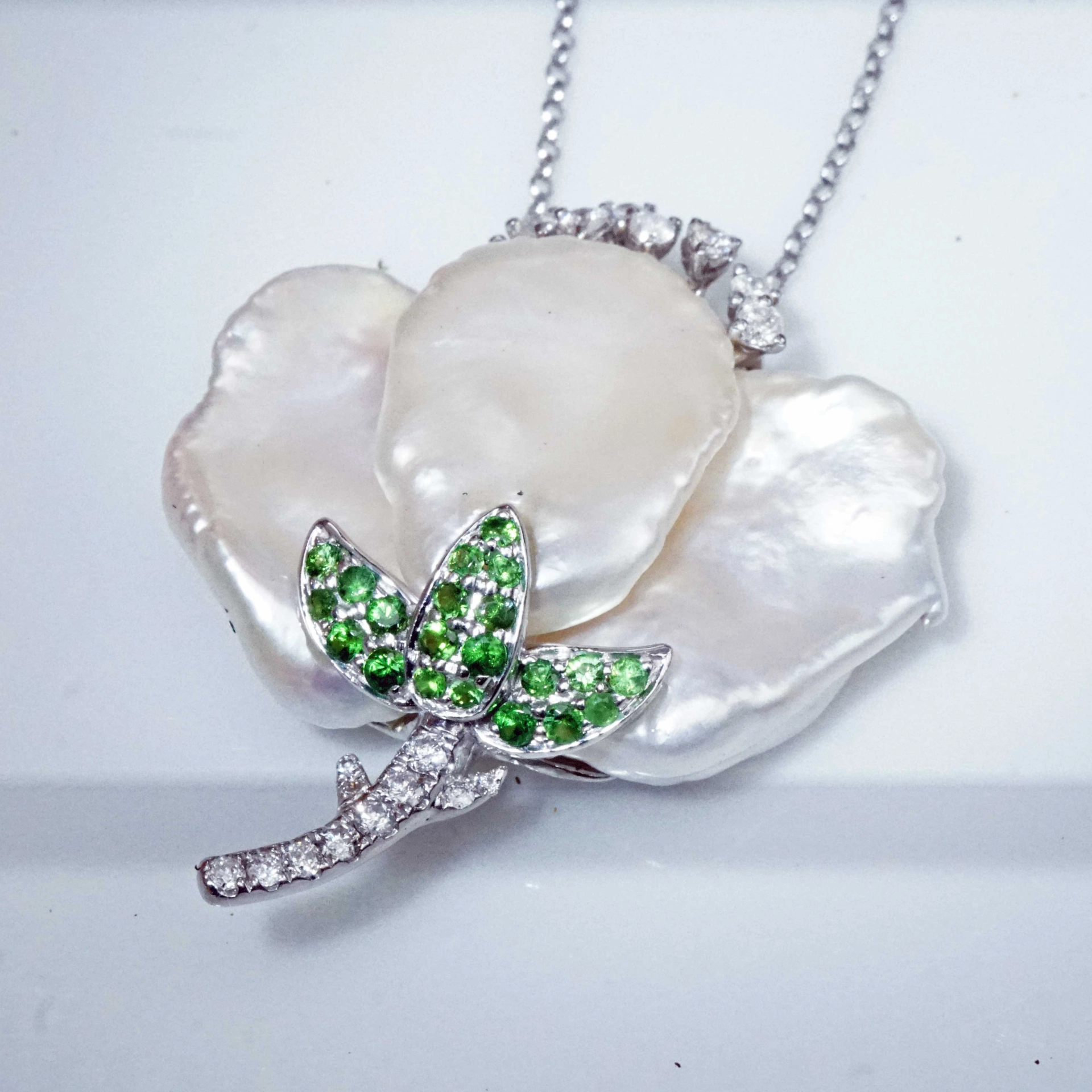 Perl Brillant Tsavorith Collier 750er Weissgold 0.30 ct .... Blume aus Edelsteinen..frozen