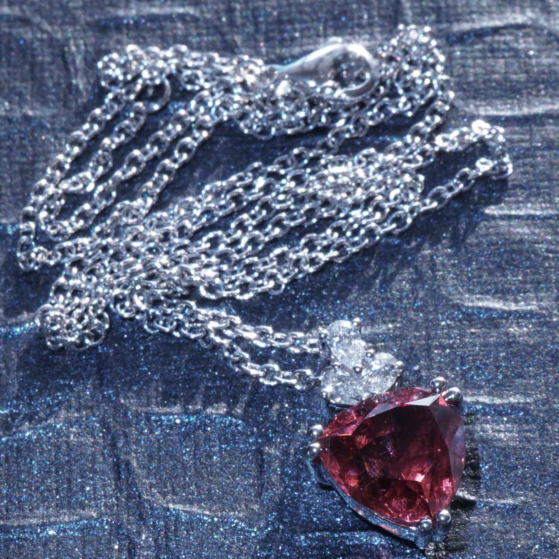 Malaya Granat Collier 5.47 ct 0.22 ct 750 Weißgold – der wechselhafteste unter den Edelsteinen, Farbveränderung erwünscht