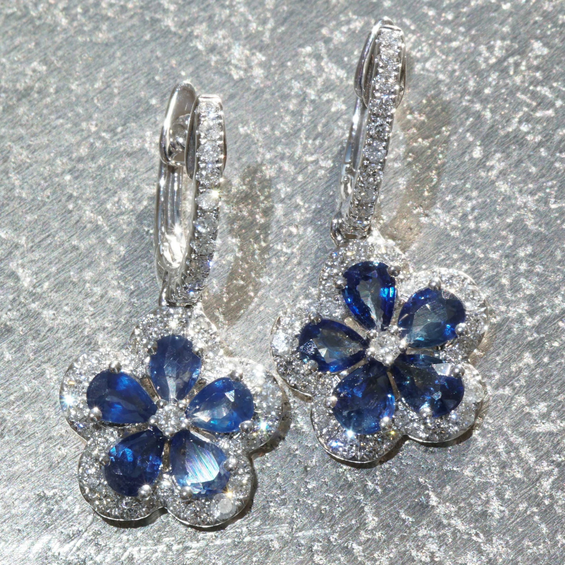 Saphir Brillant Ohrhänger im floralen Design 1.20 ct 0.56 ct 750er Weissgold Blütenrausch