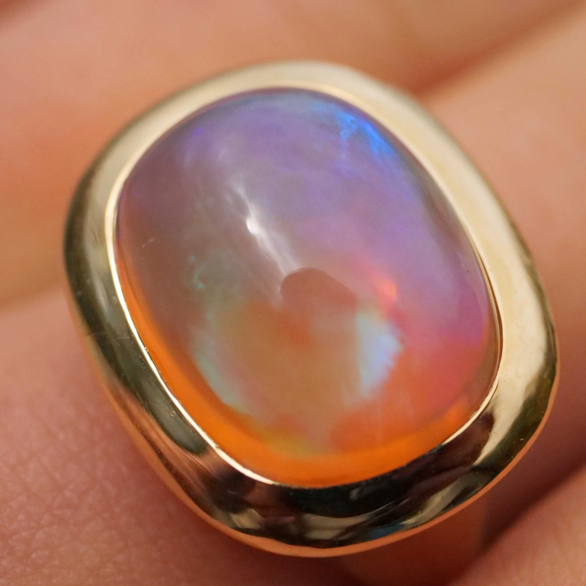 Feueropal Ring 7.44 ct 750er Gelbgold...made in Valenza (Italien)...modernes Design in Kissenform