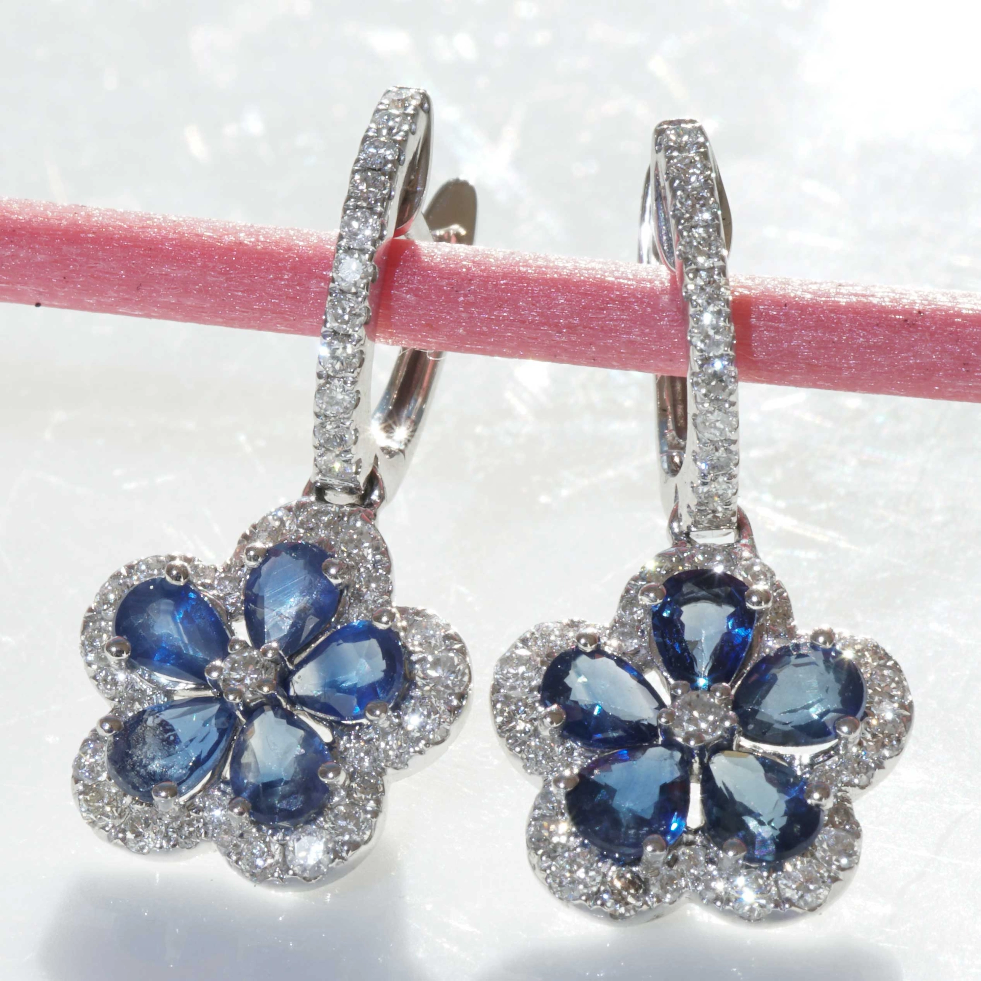 Saphir Brillant Ohrhänger im floralen Design 1.20 ct 0.56 ct 750er Weissgold Blütenrausch