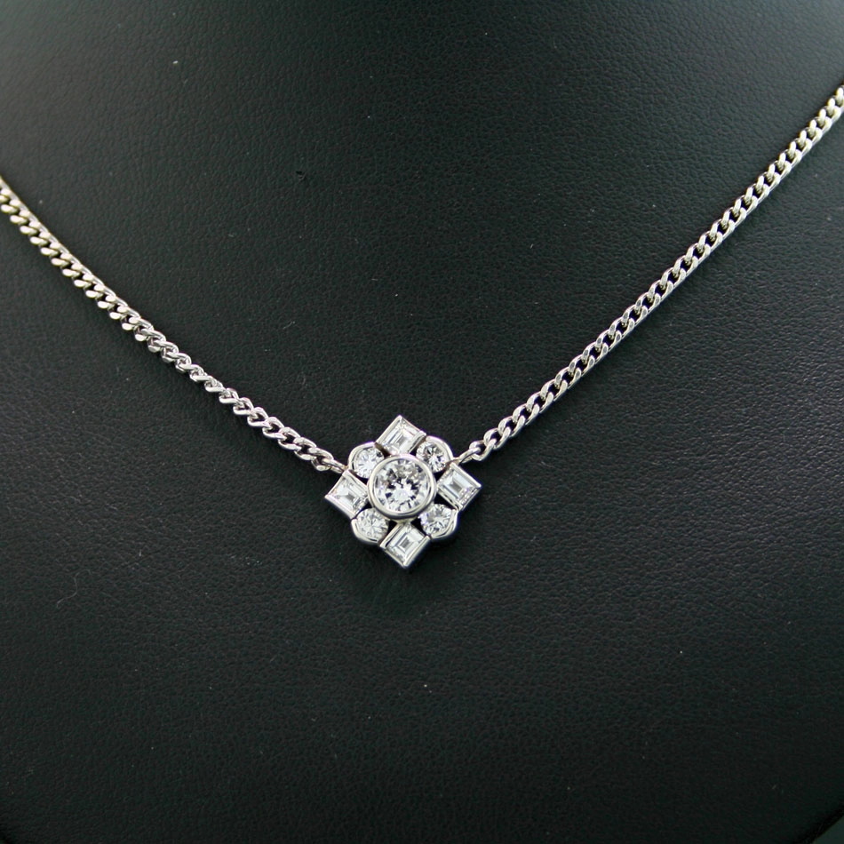 Halbkaräter Collier in 900er Platin  total ca. 1.57 ct Erlesener Platinschmuck