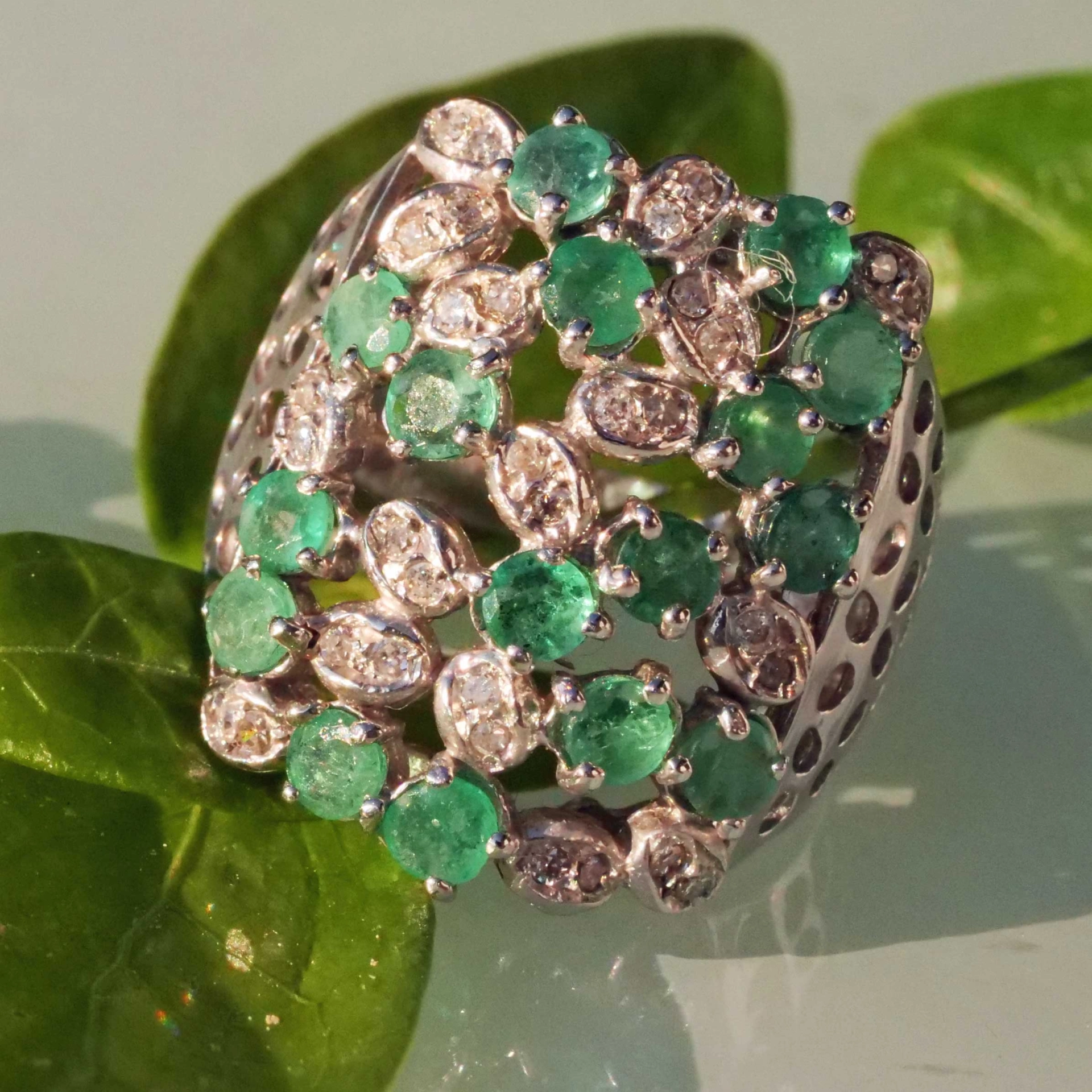 Smaragd Brillant Ring 750er Weissgold repräsentative florale Form 22 x 23 mm 0.40 2.50 ct