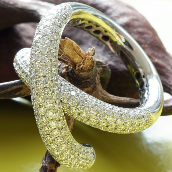 Give me a X....diamond Highlight, what a design! 18kt whitegold, every diamond set with very professionell, approx. 3.42 ct