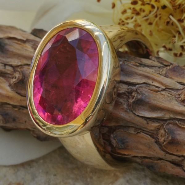 Rubelith Ring 750er Gelbgold electric neon pink 5.85 ct