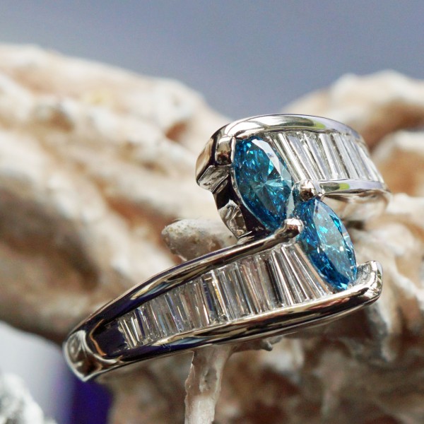 Diamant Ring in 900er Platin blau-weisse Diamanten