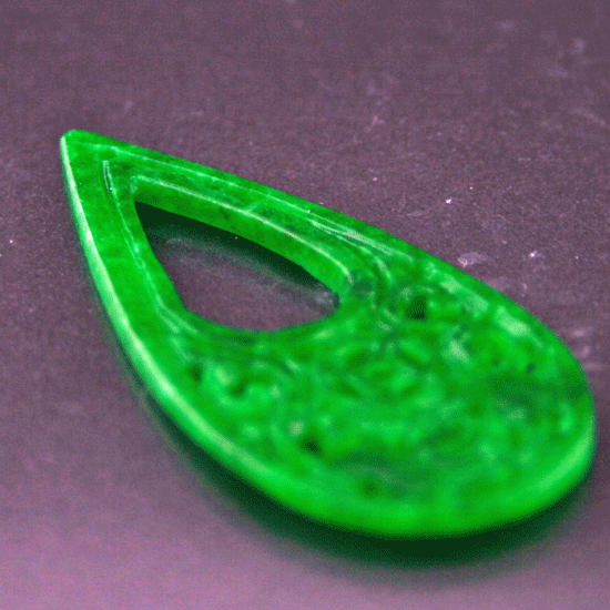 Jadeit-Amulett, ca. 5 x 2,3 cm