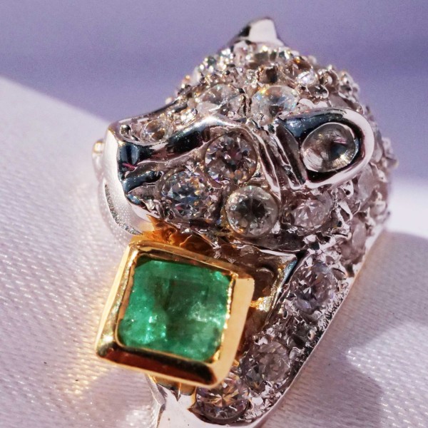 Smaragd Panther Ring 750er Weissgold tolle Smaragdfarbe ca. 0.25 ct plastisch geformt teilvergoldet