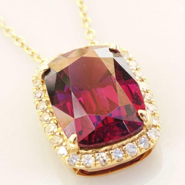Rhodolite Pendant with Diamonds....Mozambique 18kt Yellowgold