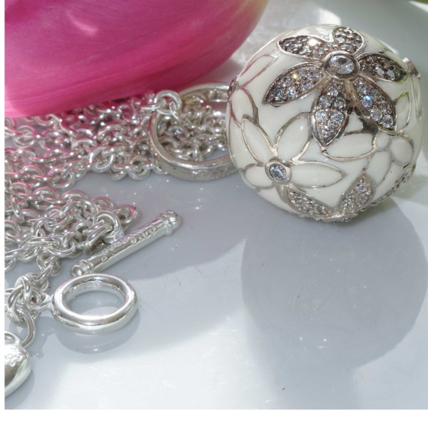 Original Chilango Anhänger im Stil Faberge Emaille Flower weiss 925er Silber mit Steinbesatz