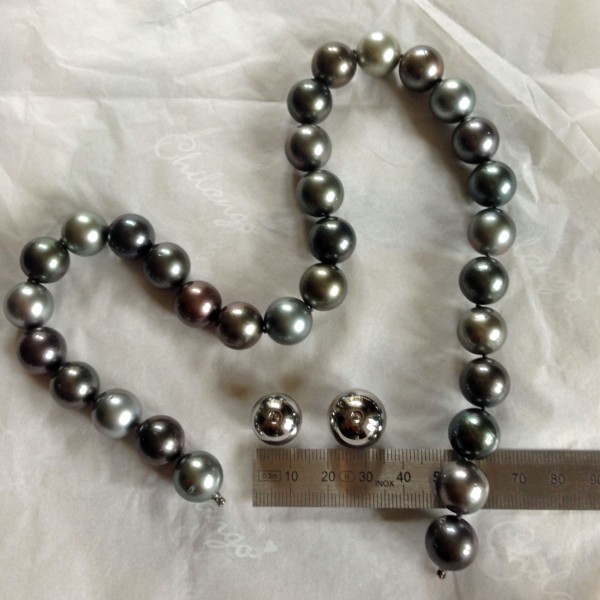 Professionally knoting a pearl necklace