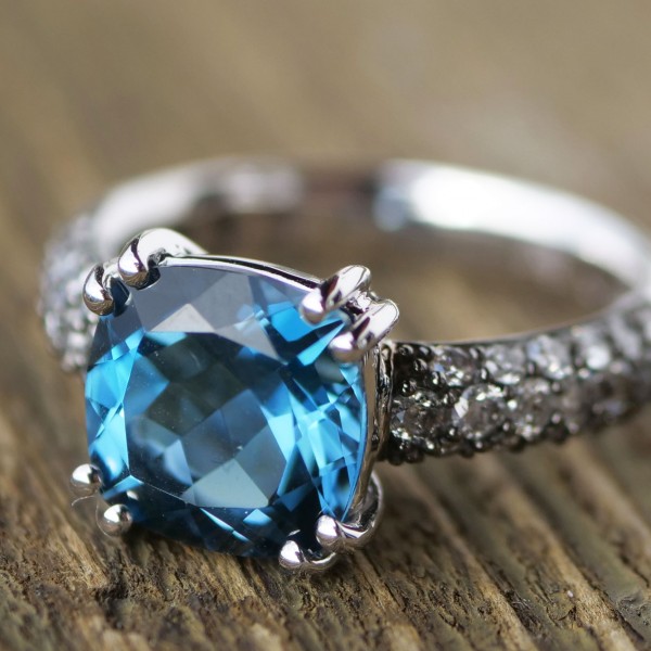 Blue and Grey....what a Cool Combination....Whitegold Ring 18 kt Topaz and Diamonds