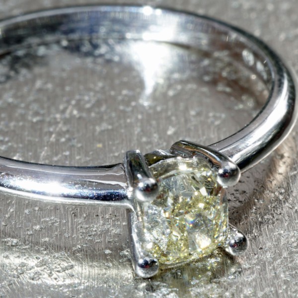 Fancy Yellow Diamant Ring NATURFARBE Cushion 0.41 ct 750er WG Silhouette Schmuck Bentner