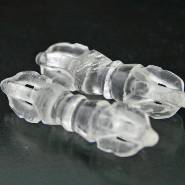 Pärchen Bergkristallschnitzerei in Hängerform, ca. 5 cm lang und 1,2 cm breit
