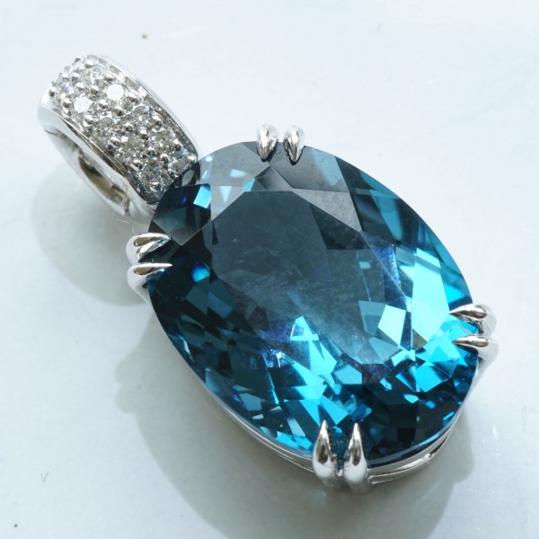 Amazing color Blue forever londen blue topas approx. 15.30 ct, 17,5 x 13 mm, modern setting with fullcut diamonds