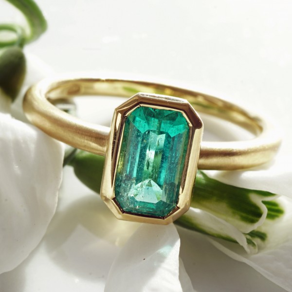 Emerald ring 0.97 ct, top quality from Afghanistan, 750 yellow gold handmade
