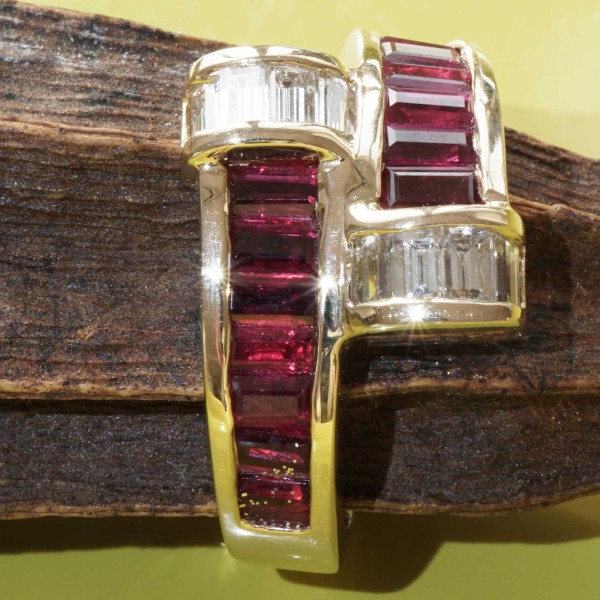 Rubin Diamant Ring 750er Gelbgold 2.13 ct 0.58 ct ......Rubine satt kombiniert mit Diamantbaguetten
