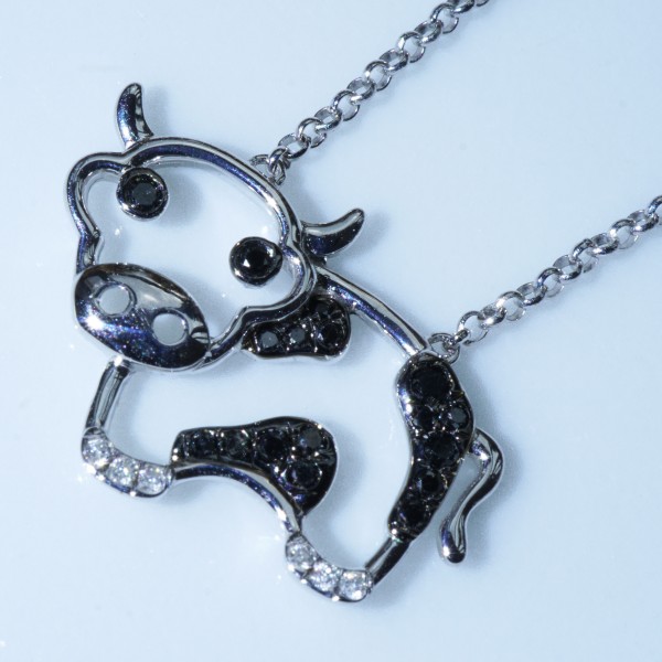 Cow Necklace 18 kt Whitegold with black and white diamonds 0.10 ct...give me a smile