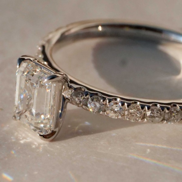 Emerald Cut Diamant Solitär Ring 0.80 ct TW SI1 750er Weissgold 0.27 ct mit GIA Gutachten Top Design