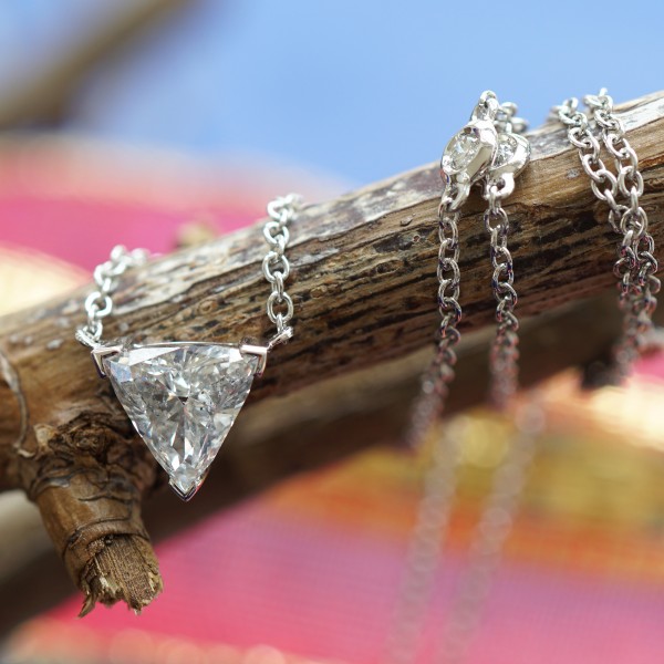 Diamant Triangel Collier 750er Weissgold 1 ct designed in Valenza zeitlos modern grandios