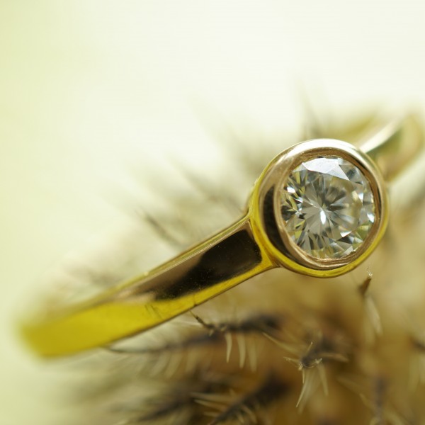 Solitär Brillant Ring 0.274 ct TCR VS1 750er Gelbgold 4,4 mm D. tolle Brillanz