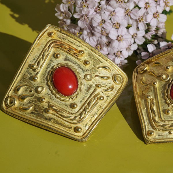 Coral Earstuds 18 kt Yellow Gold...18 Grams....excitingly designed Surface...Italy