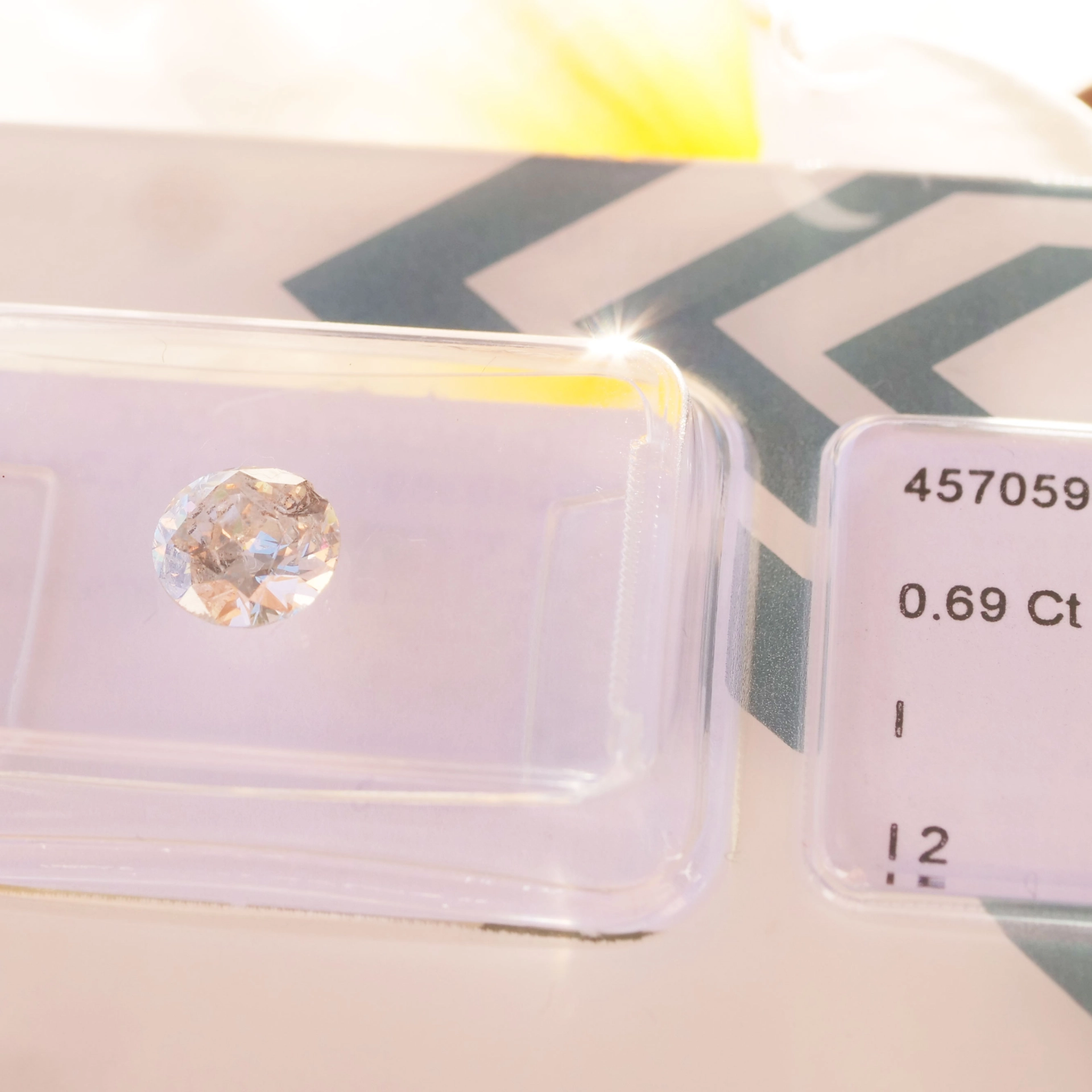 Cooler Brillant wartet auf Käufer...mit hochwertiger Expertise