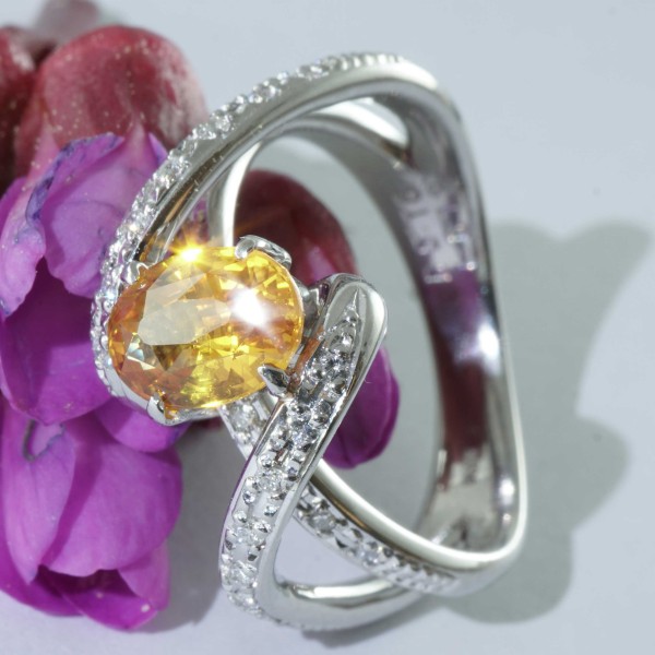 Gelber Saphir Brillant Ring in 900er Platin 1.60 ct 0.16 ct eleganter verspielter Entwurf