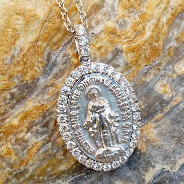 sweet madonna pendant made in italy, perfectly set in 750 white gold,