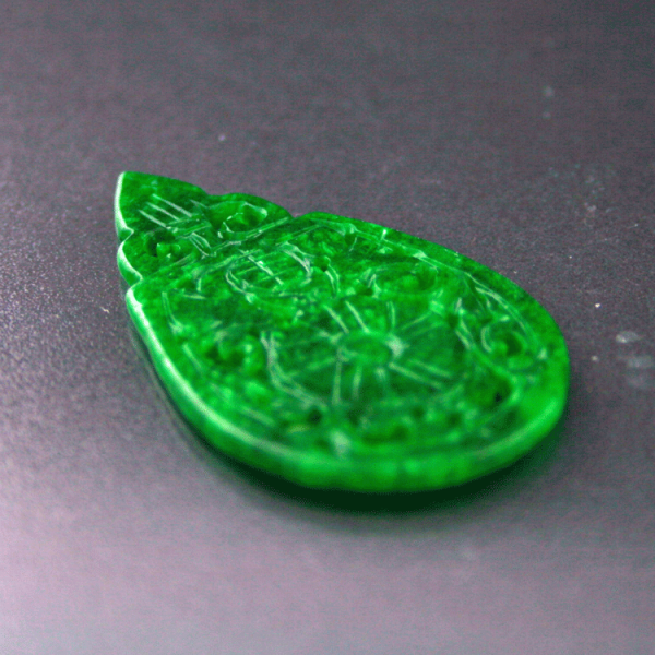 Jadeit-Amulett, ca. 5x2,8 cm