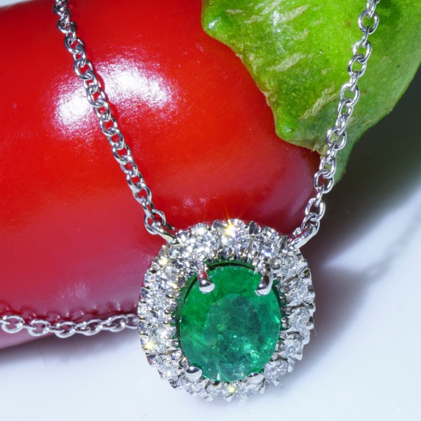 Diamond Emerald Necklace....18 kt Whitegold....bright green Emeraldcolor
