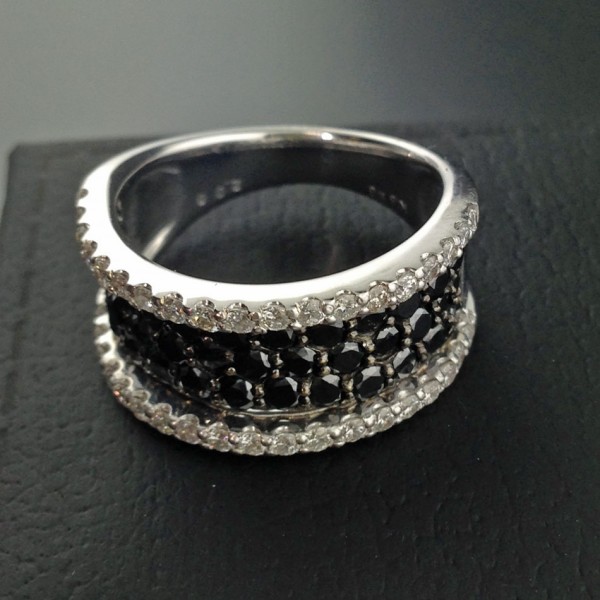 Brillant-Ring-schwarz-weiß-2.06 ct