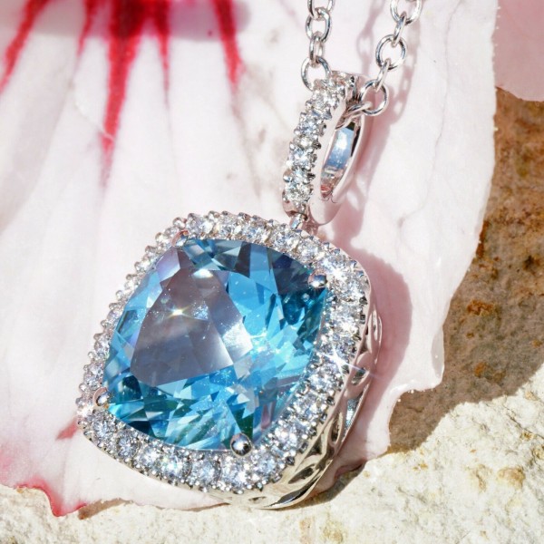 amazing color Blue forever, a blue topas approx. 2.90 ct modern setting with fullcut diamonds approx. 0.25 ct, TW / VS, 18 kt whitegold, seize of the pendant is approx. 19 x 11,5 mm, 3,9 grams,
