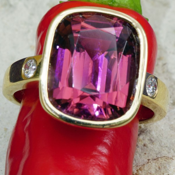 Kunar Mine Tourmaline Brillant Ring.....exceptional Color Deep Pink...18 kt Yellowgold