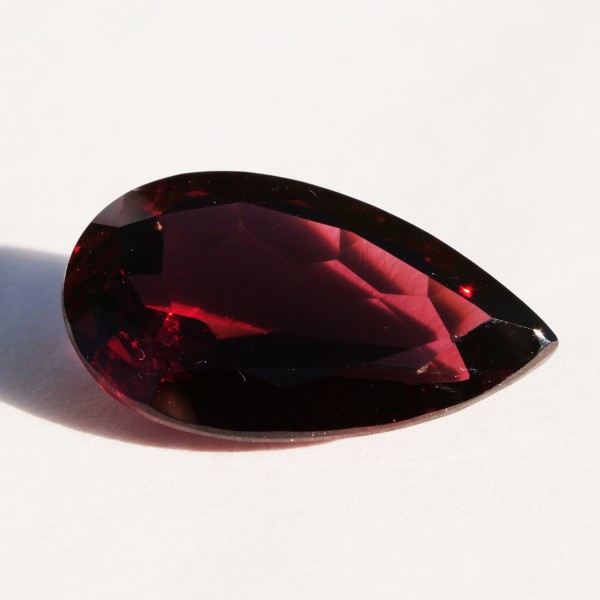 Rhodolit 8.04 ct Tropfenform facettiert AAA rot-violett...viel Edelstein für wenig Geld-