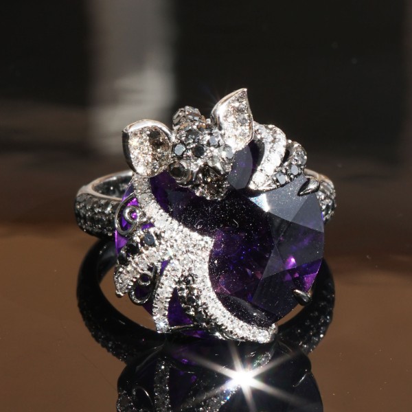 Fledermaus Designer Ring mit brasil. Amethyst und Diamanten total ca. 0.89 ct GRUSELIG