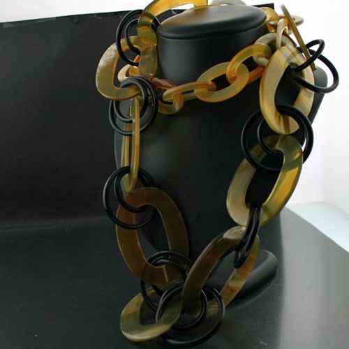 Lange Hornkette, handgearbeitet