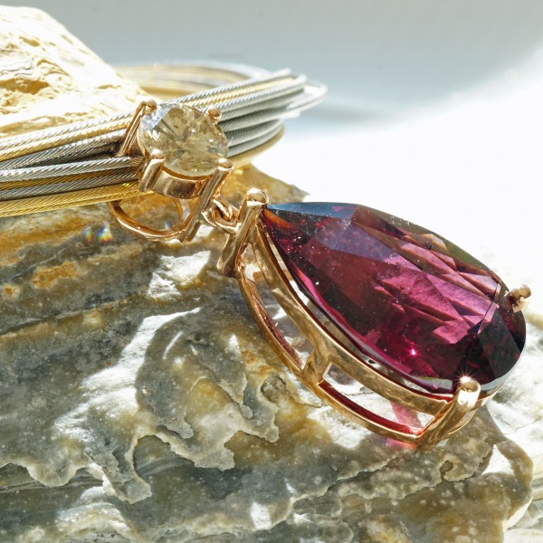Rhodolithe Garnet 10 ct amazing Color with IGI Diamond